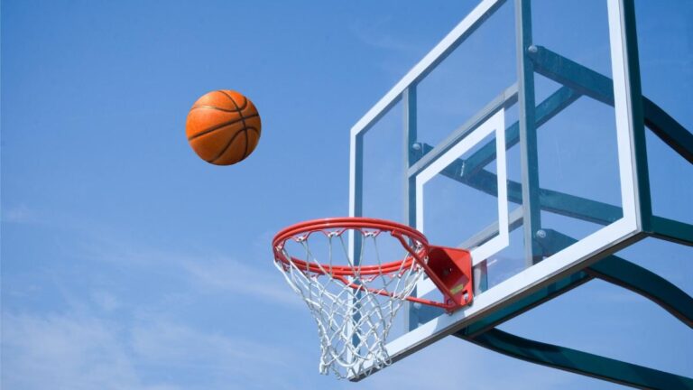 Comprendre les Postes au Basket : Roles et Responsabilites des Joueurs Polyvalents Modernes