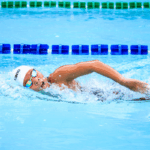 Combien de calories brûle 1 km de natation selon la nage et l’allure ?